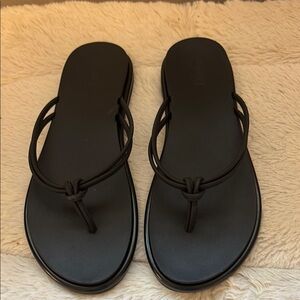 OluKai Black Sandals Simple Thong Design